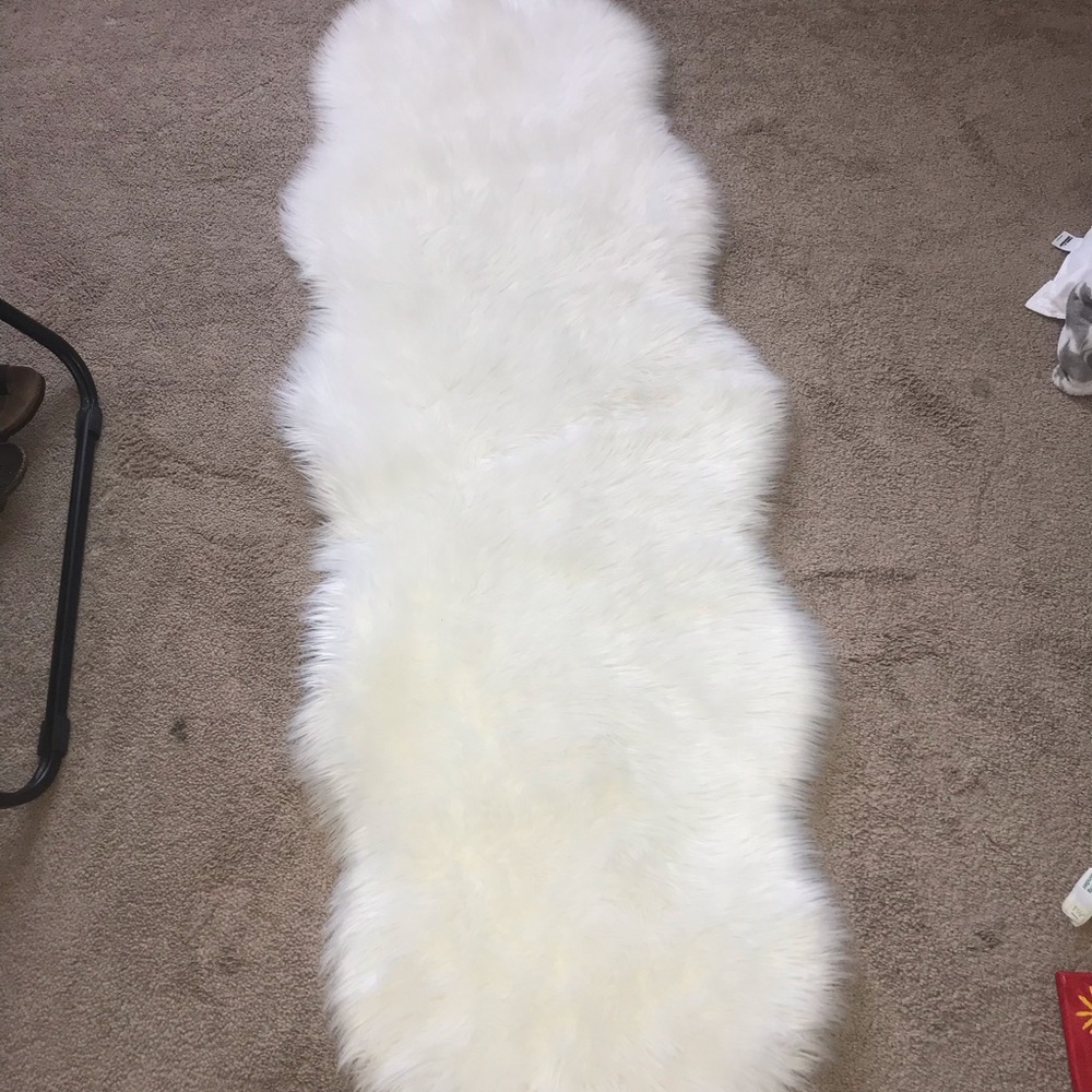 fake white fur rug